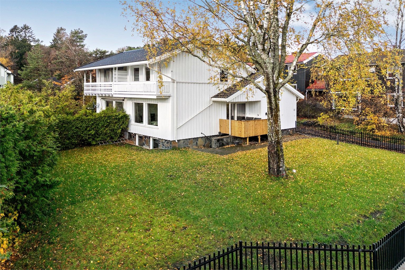 Boligen har en stor og solrik hage