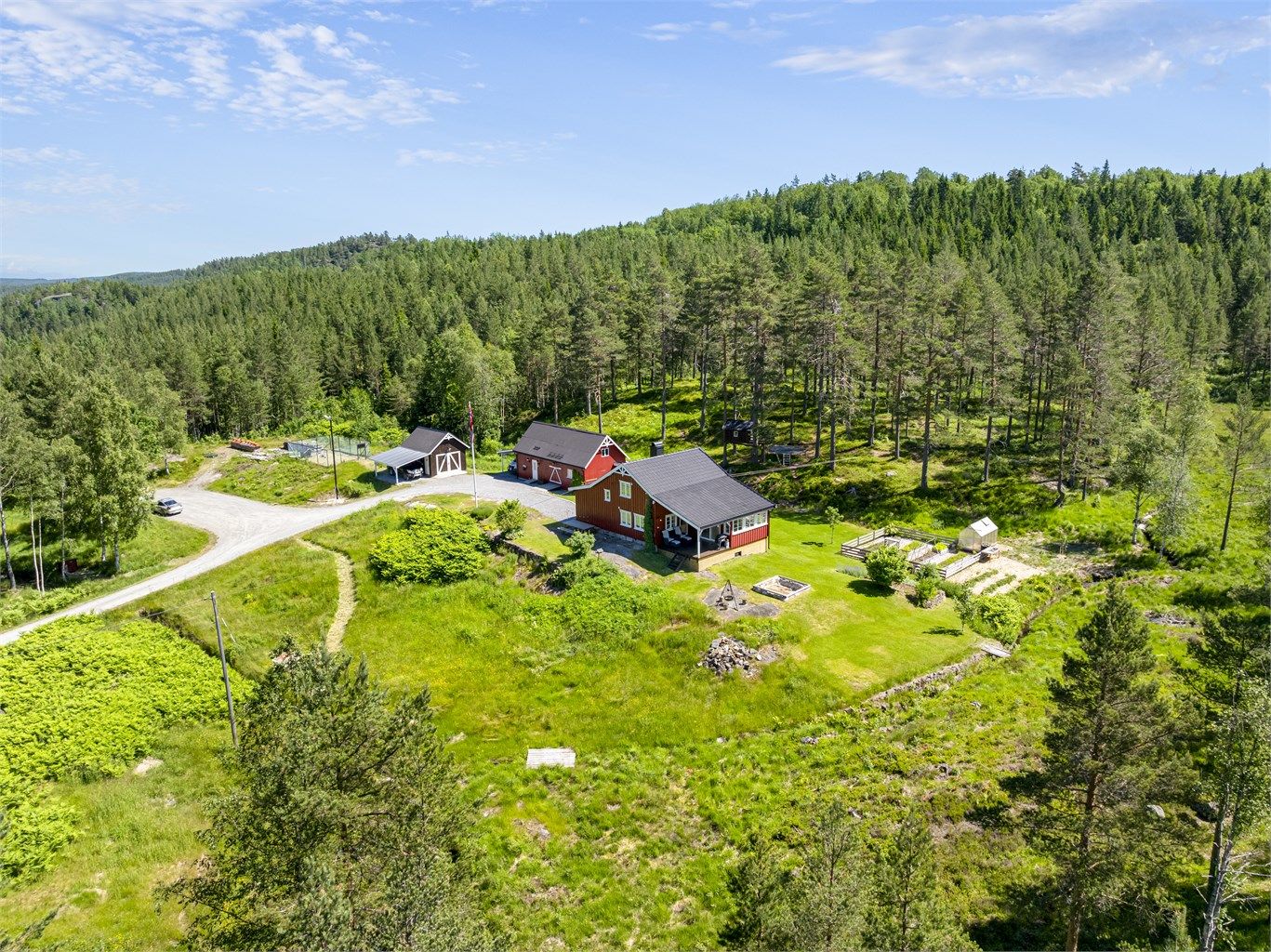 Omgitt av skog og natur, med god avstand til naboer.