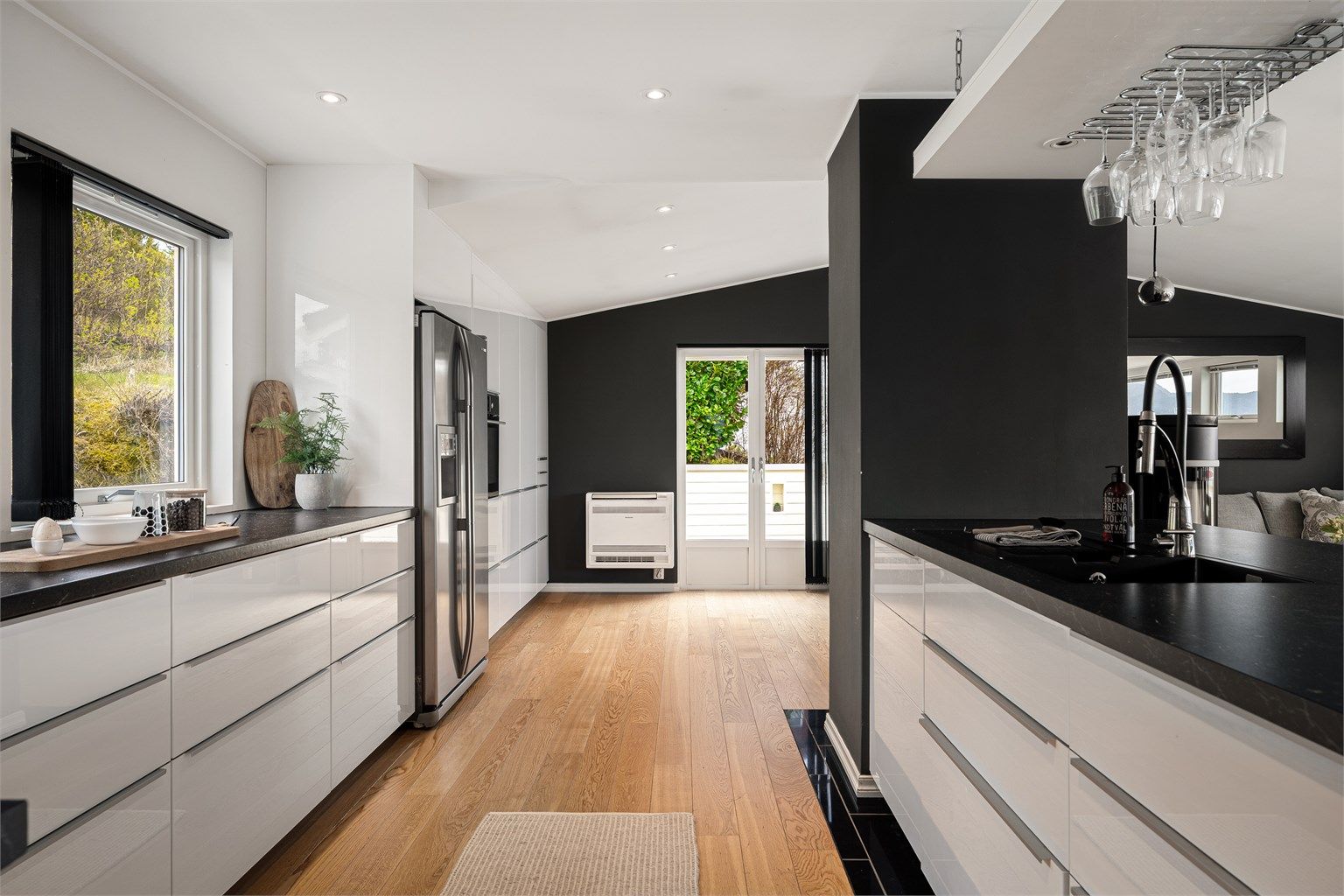 Stilrent og meget innholdsrikt kjøkken fra Ikea med integrerte hvitevarer. Det er varme i kjøkkengulvet.