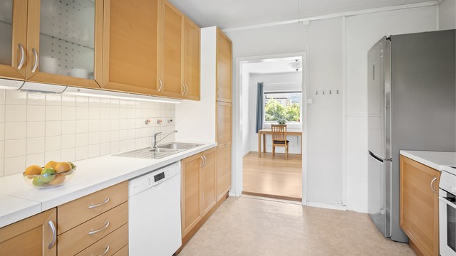 Kjøkkenet har opplegg for frittstående komfyr, oppvaskmaskin og kjøleskap med fryser.
