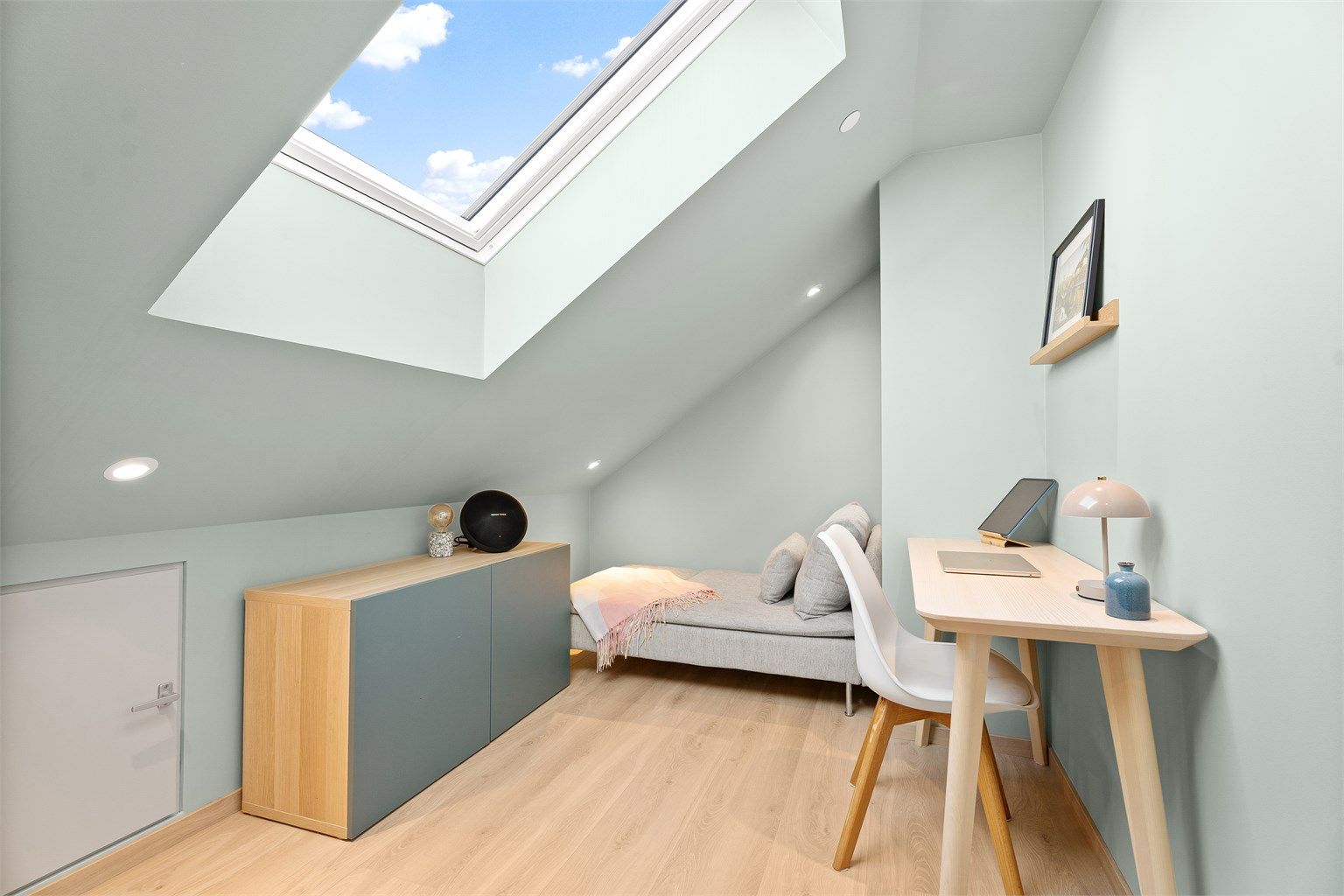 Soverom nr. 3 er i dag brukt til kontor/ekstra gjesterom. Til venstre finner du også et mindre kneloft med oppbevaringsmulighet. 