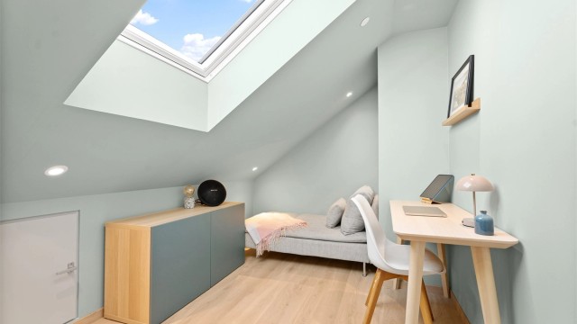 Soverom nr. 3 er i dag brukt til kontor/ekstra gjesterom. Til venstre finner du også et mindre kneloft med oppbevaringsmulighet.