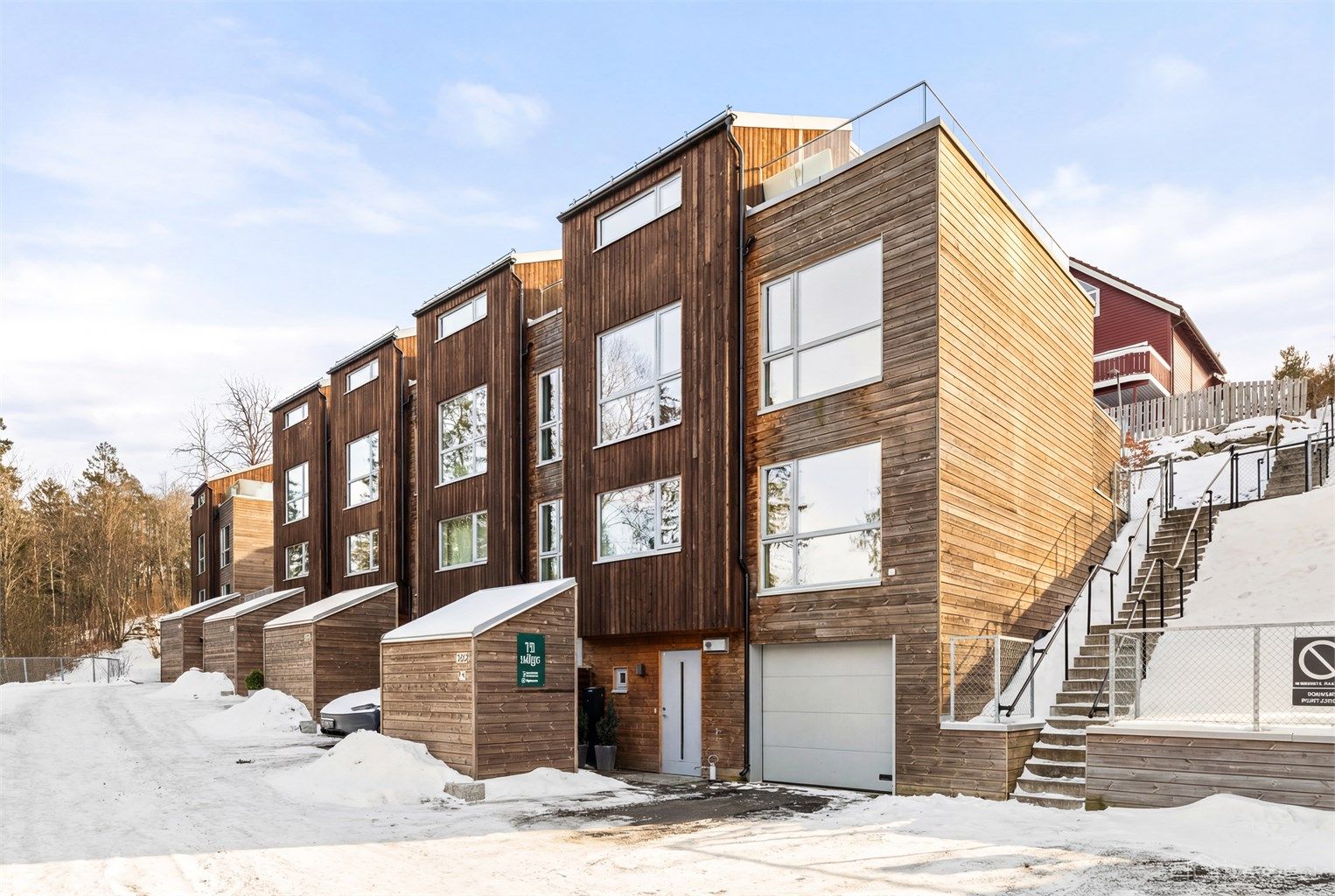 Fasader er utført i trepanel, som gir et varmt og naturlig uttrykk.