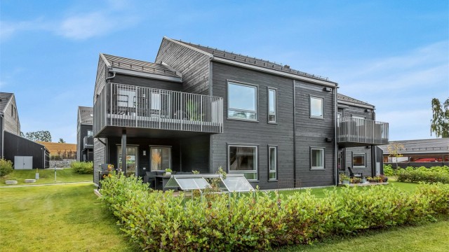Leiligheten disponerer en utvendig bod på 5 m². Boligen er tilknyttet et felles brannvarslings- og sprinkleranlegg.