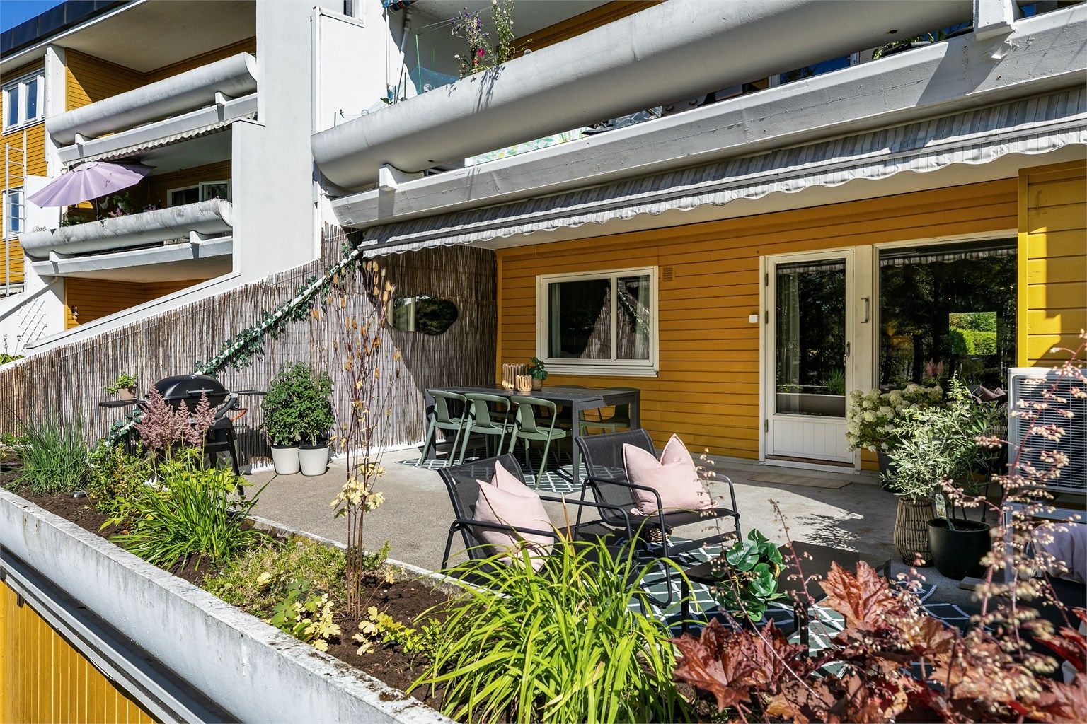 Med blomsterkasse ytterst på terrassen kan du plante og sette ditt eget preg på uterommet.