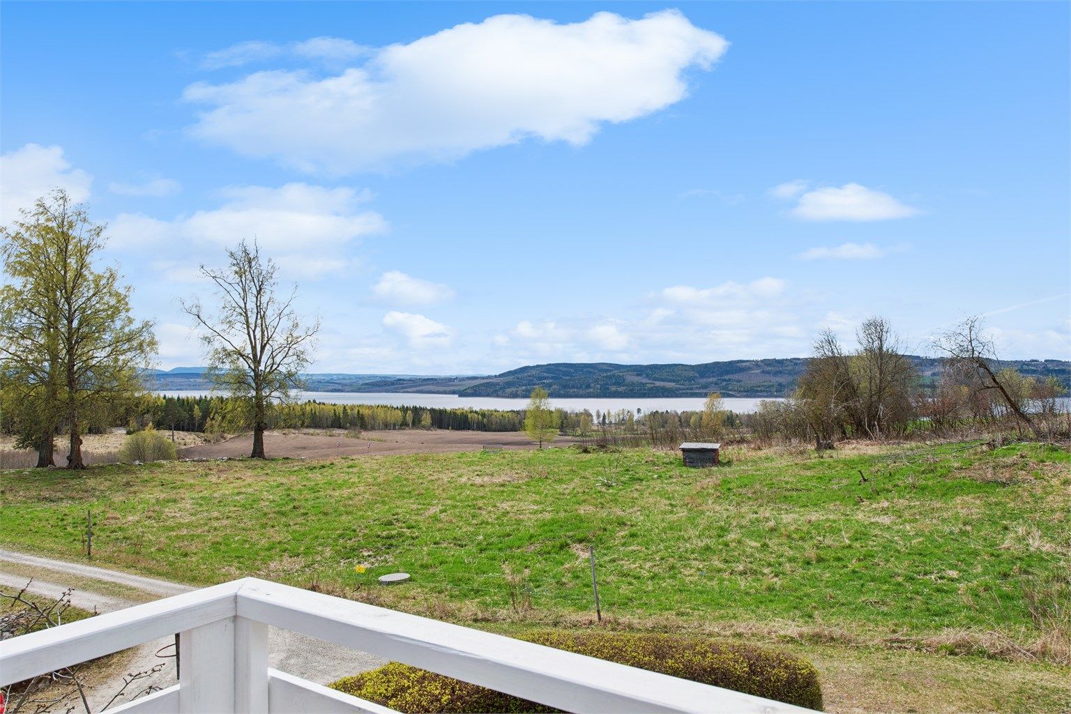 Det største soverommet i denne etasjen har en egen balkong med fantastisk mjøsutsikt.