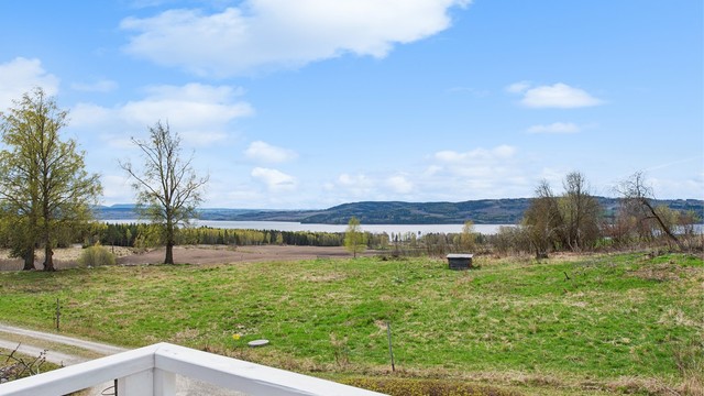 Det største soverommet i denne etasjen har en egen balkong med fantastisk mjøsutsikt.