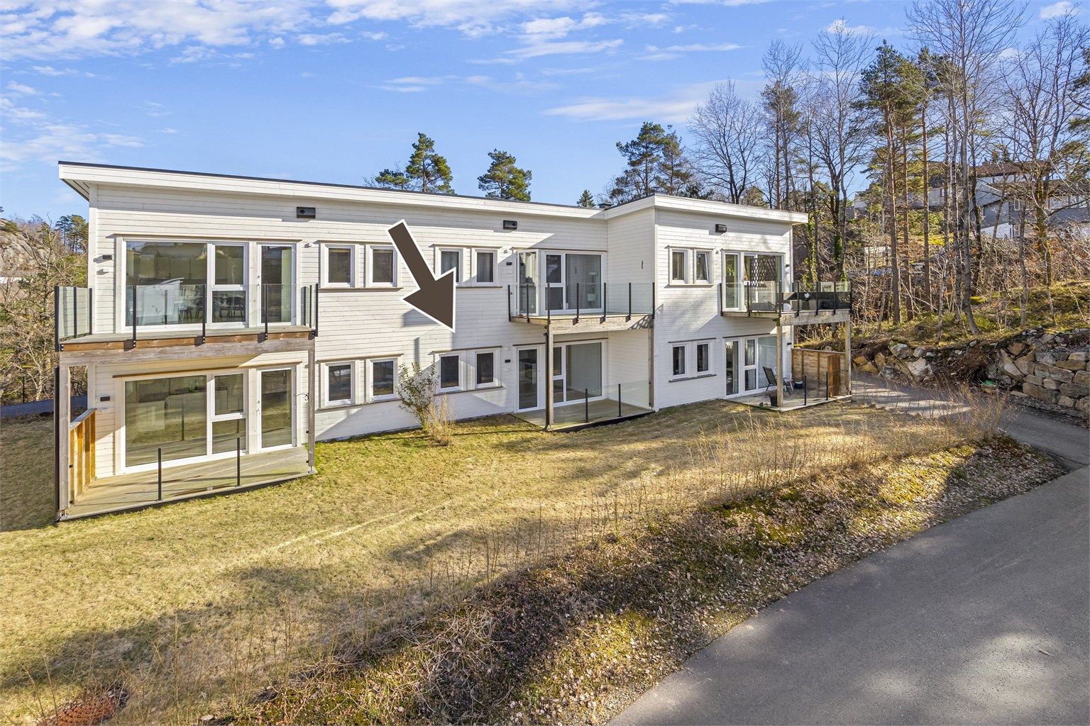 Flott seksmannsbolig på Nyli. Det er god lyddemping mellom etasjene og lite innsyn. Asfaltert hele veien frem til døra.