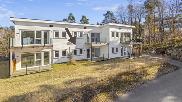 Flott seksmannsbolig på Nyli. Det er god lyddemping mellom etasjene og lite innsyn. Asfaltert hele veien frem til døra.