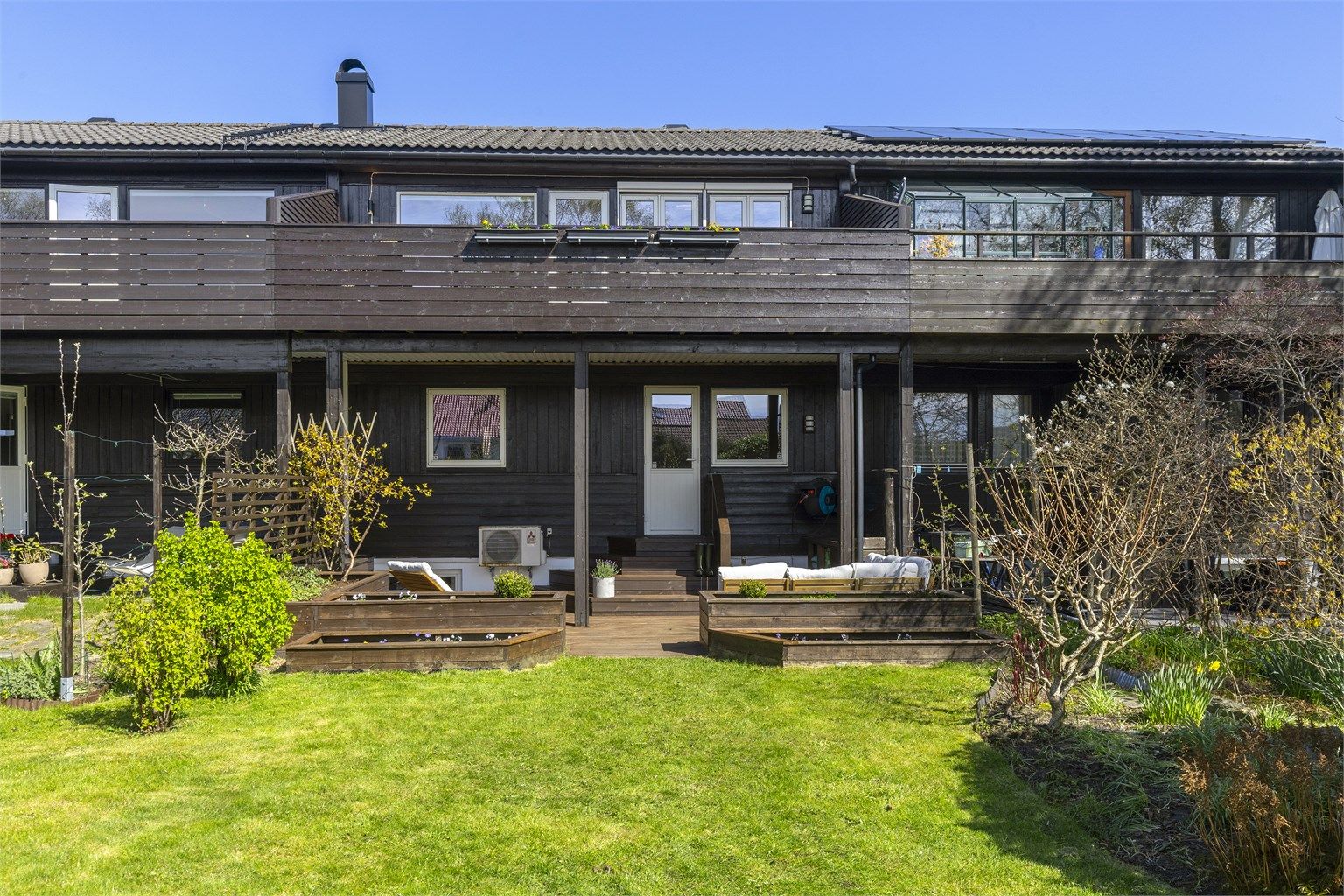 Et innholdsrikt rekkehus med en usjenert beliggenhet i et etablert og rolig nabolag uten gjennomgangstrafikk.