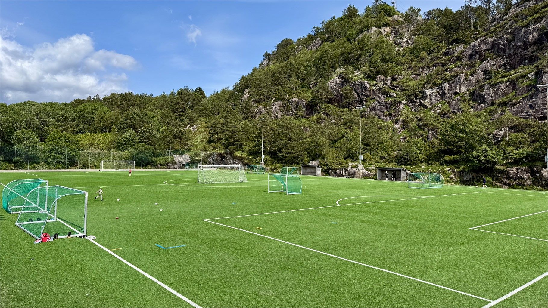  I tilknytning til skolen finner du et rikt tilbud av fritidsaktiviteter gjennom det lokale idrettslaget Mathopen. Her har de både idrettshall og kunstgressbane.