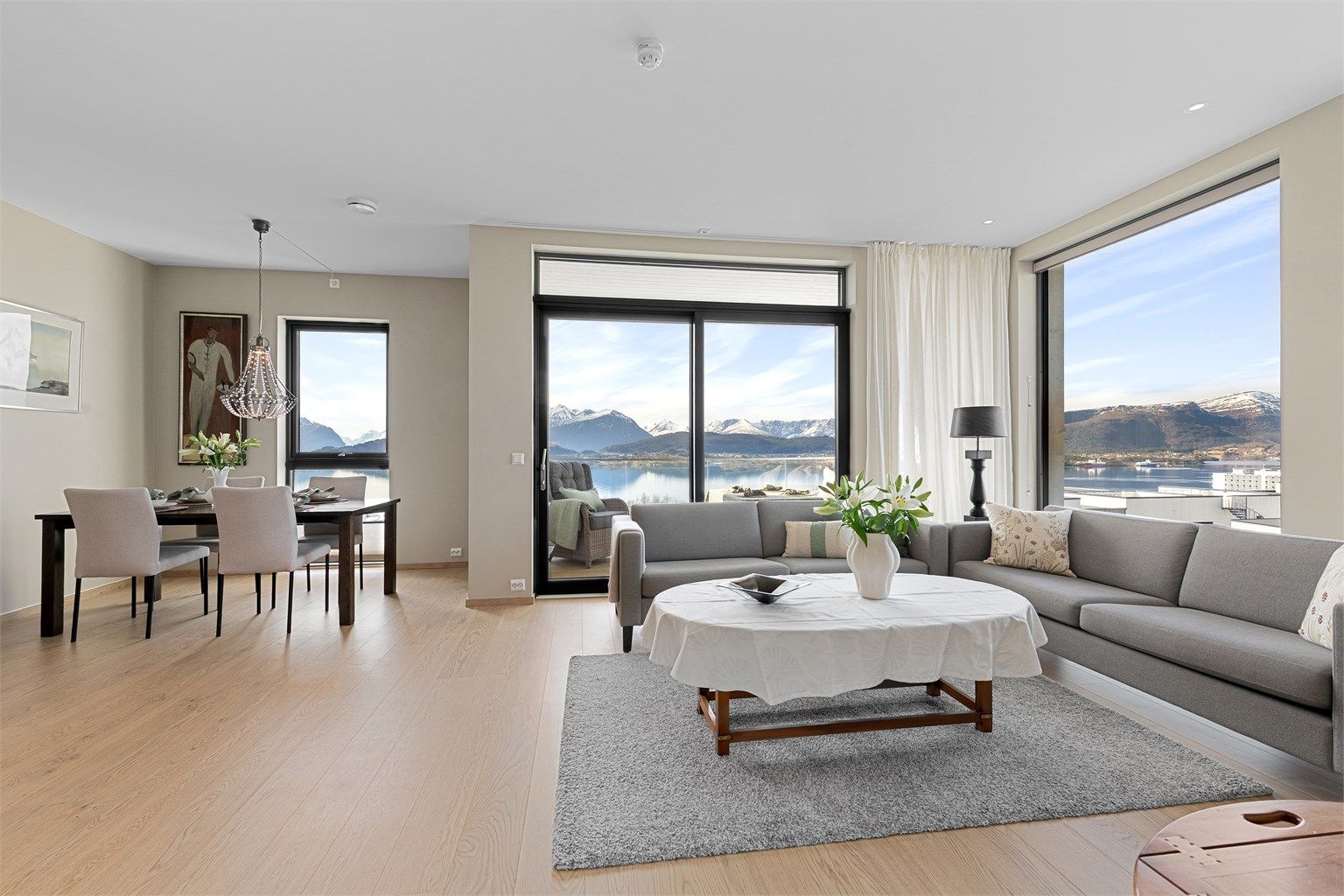 Den åpne stue- og kjøkkenløsningen har store vindusflater som slipper inn rikelig med lys og rammer inn utsikten