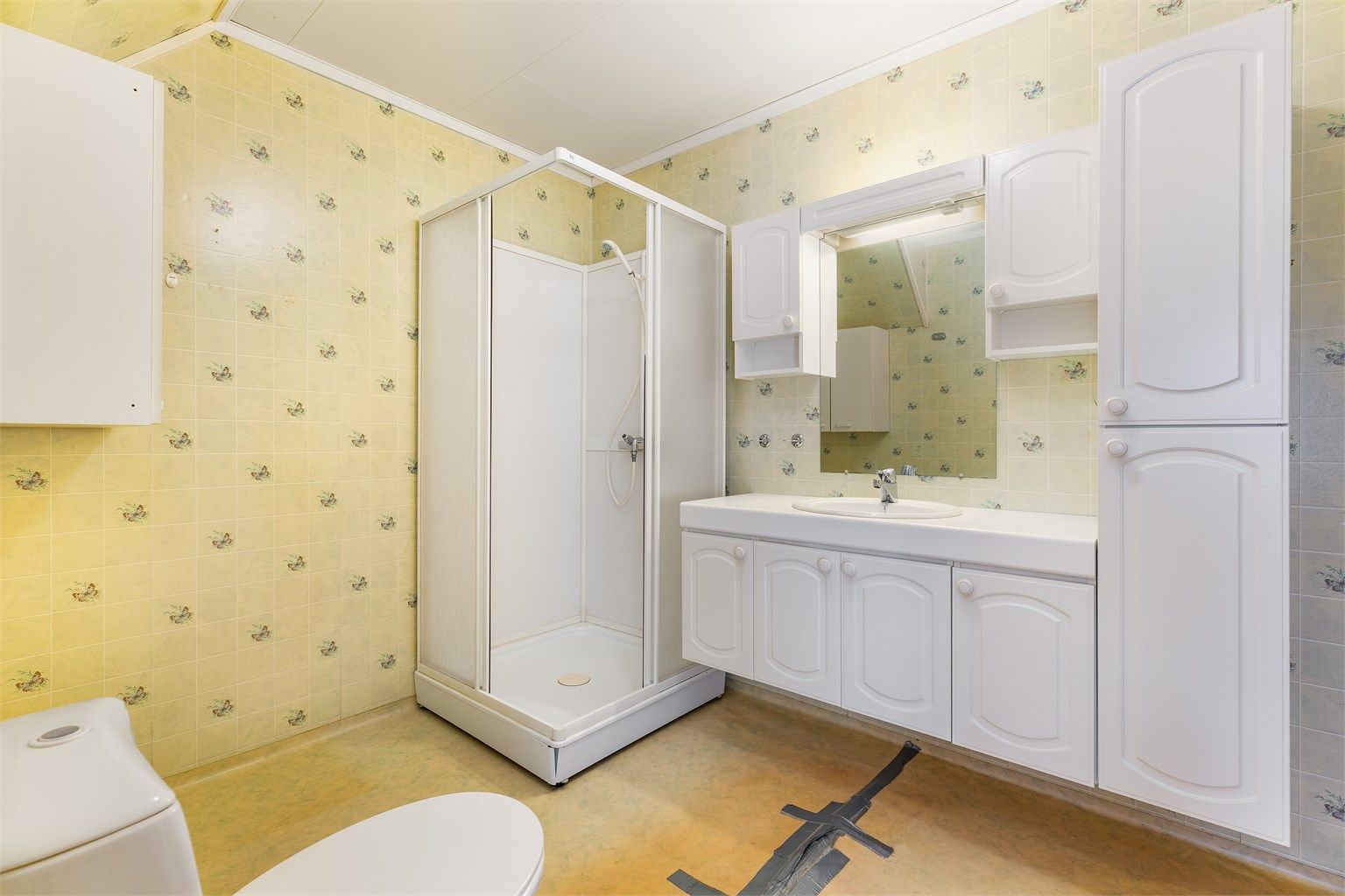 Badet er fra byggeåret og i helhet gitt TG 3. Renovering av rommet må påregnes.