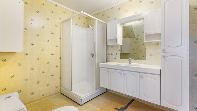 Badet er fra byggeåret og i helhet gitt TG 3. Renovering av rommet må påregnes.