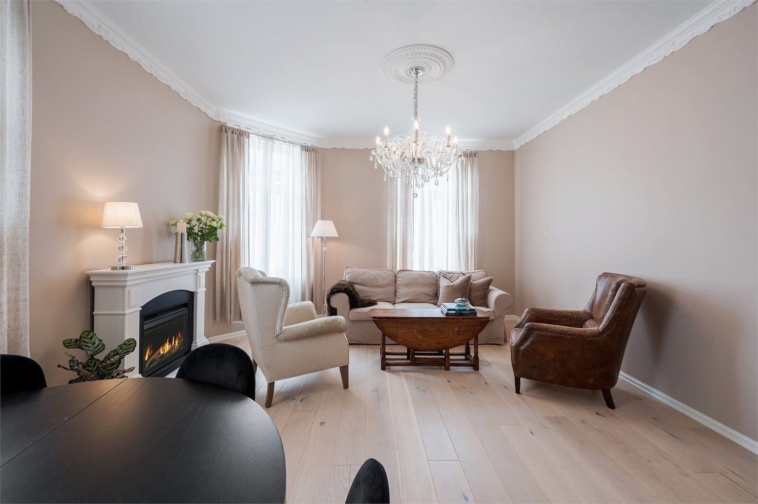 Nydelig stukkatur og rosett i himling gir et herskapelig preg. Store vinduer i stuen gir godt med naturlig lysinnslipp. 