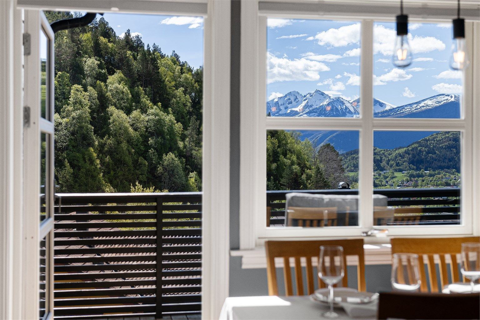 Utsikten mot fjellene blir en del av interiøret.