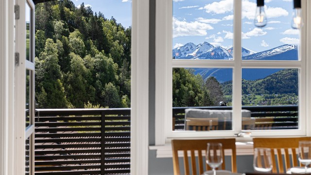 Utsikten mot fjellene blir en del av interiøret.