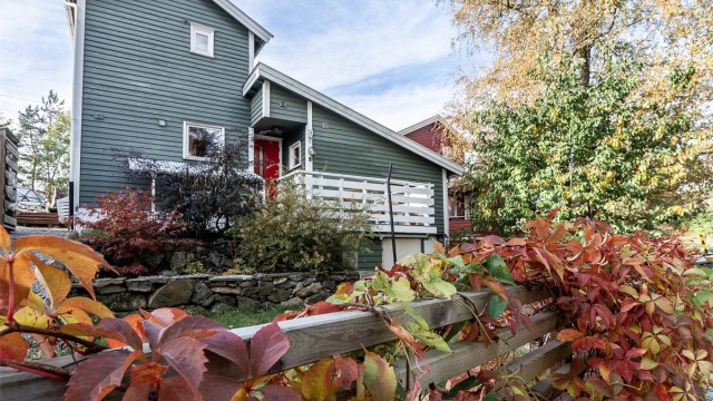 Pent opparbeidet uteområde – Eiendommen har flere nivåer med gjennomtenkt beplantning både foran og i hagen, som gir et harmonisk og innbydende uttrykk.