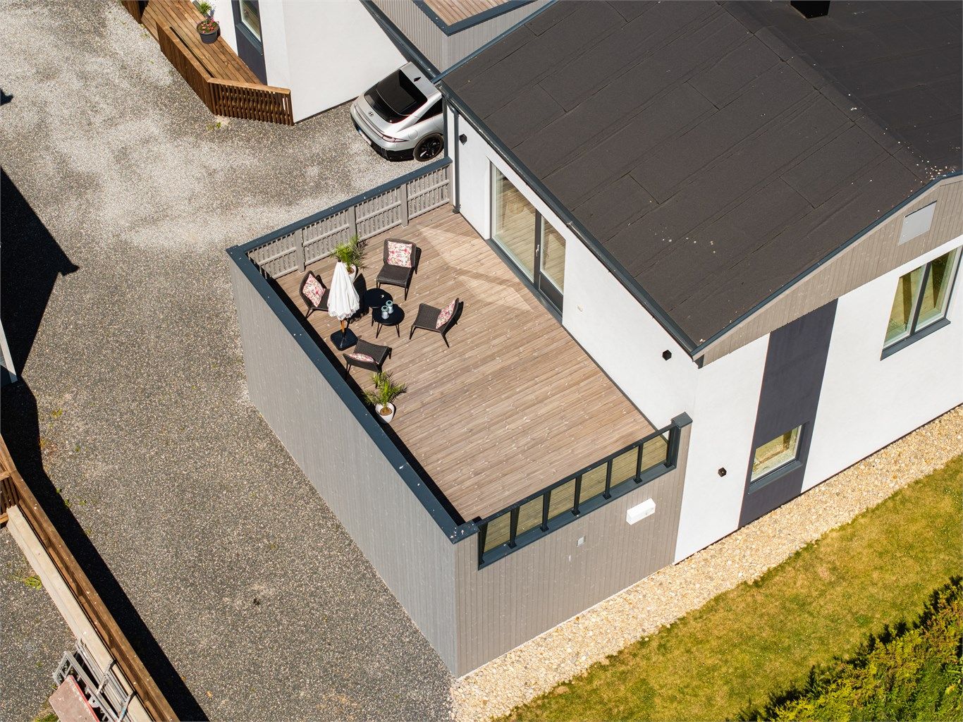 Boligen har en stor og solrik takterrasse rett utenfor stuen.