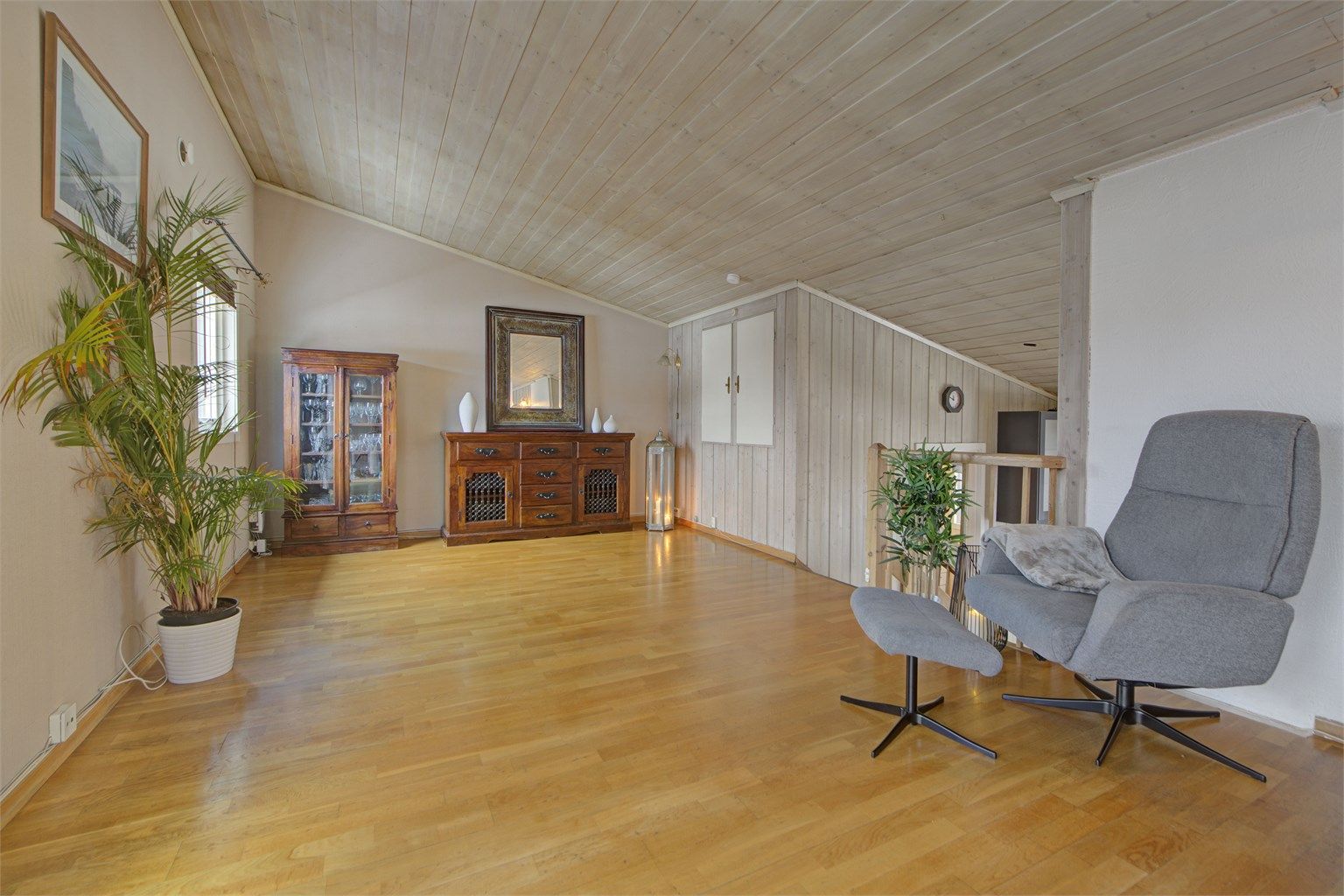 2. etasje - stue - romslig rom med delvis høy himling - luke til lagringsplass