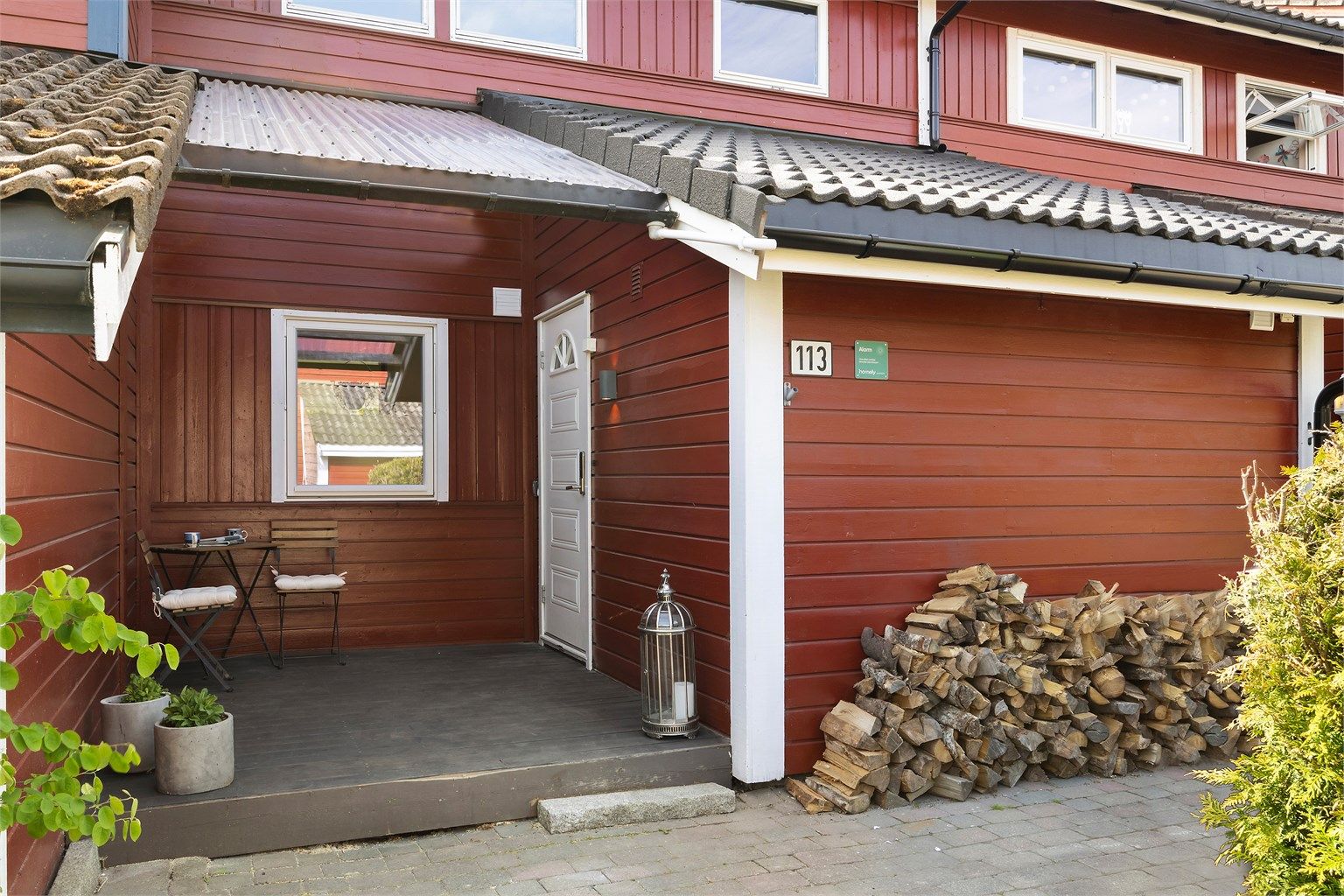 Ved inngangspartiet er det en platting på ca. 8 kvm 