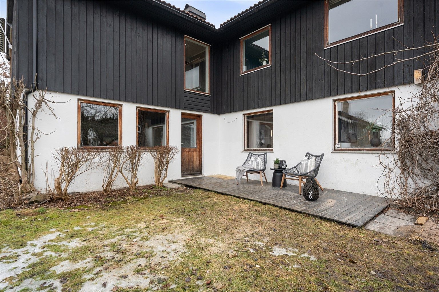Terrassen utenfor underetasjen gir en fin, usjenert uteplass med direkte tilgang til hagen.