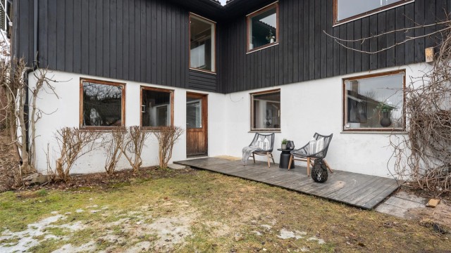 Terrassen utenfor underetasjen gir en fin, usjenert uteplass med direkte tilgang til hagen.