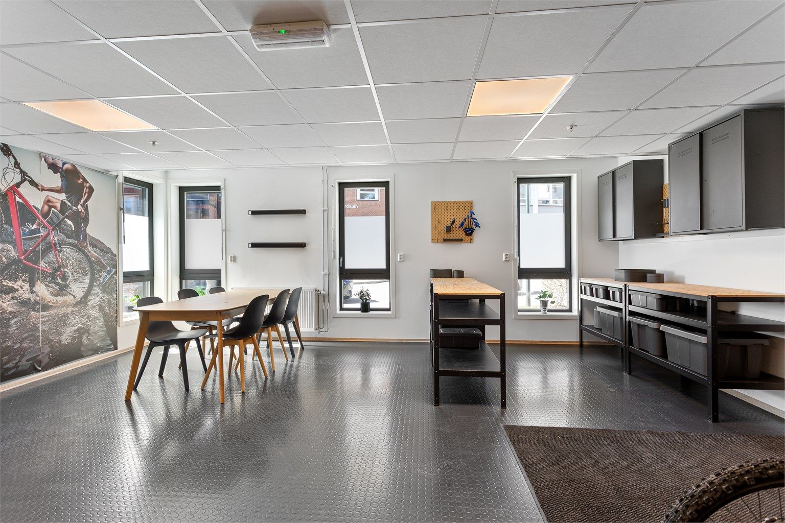 Her er det også et felles sykkelverksted for enkelt vedlikehold.