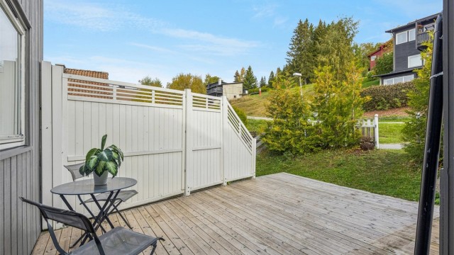 Platting på oversiden av boligen, ved inngangsparti.