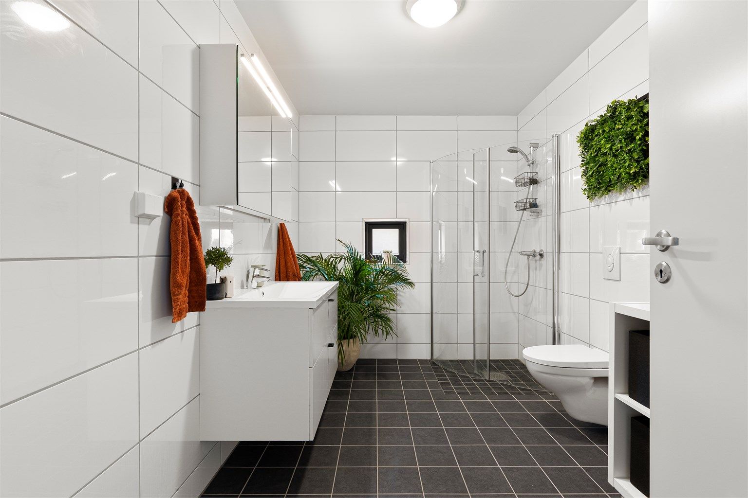 Badet har i likhet med kjøkkenet kvalitetsinnredning fra Sigdal. I gulvet er det varmekabler.