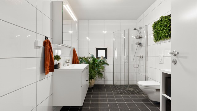 Badet har i likhet med kjøkkenet kvalitetsinnredning fra Sigdal. I gulvet er det varmekabler.