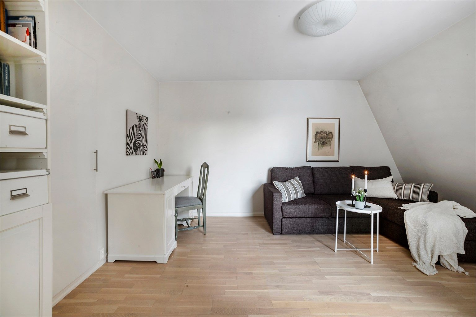 Soverommet har god plass til seng og garderobeløsning.