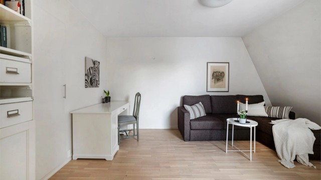 Soverommet har god plass til seng og garderobeløsning.