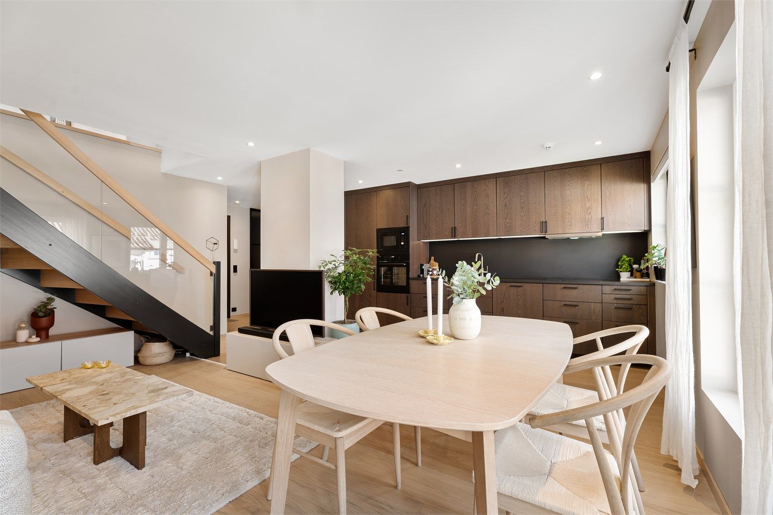 I 2022 ble leiligheten total oppusset og har flotte material- og fargevalg. 