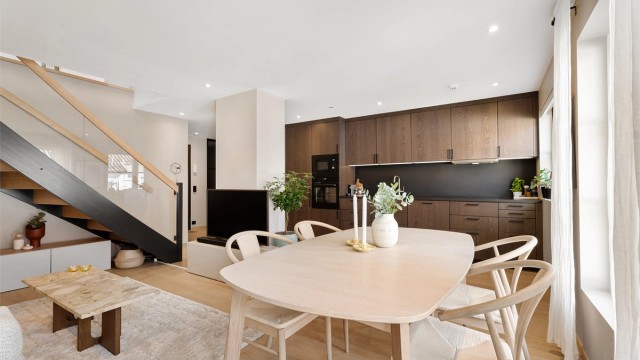 I 2022 ble leiligheten total oppusset og har flotte material- og fargevalg.