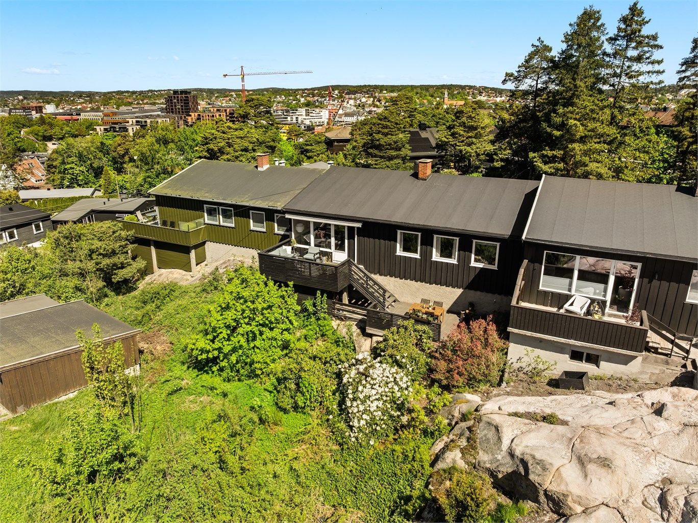 Boligen ble oppført i 1970 og er gjennom de seneste 10 årene betydelig modernisert. Taktekking ble lagt om i 2023 og 2018.