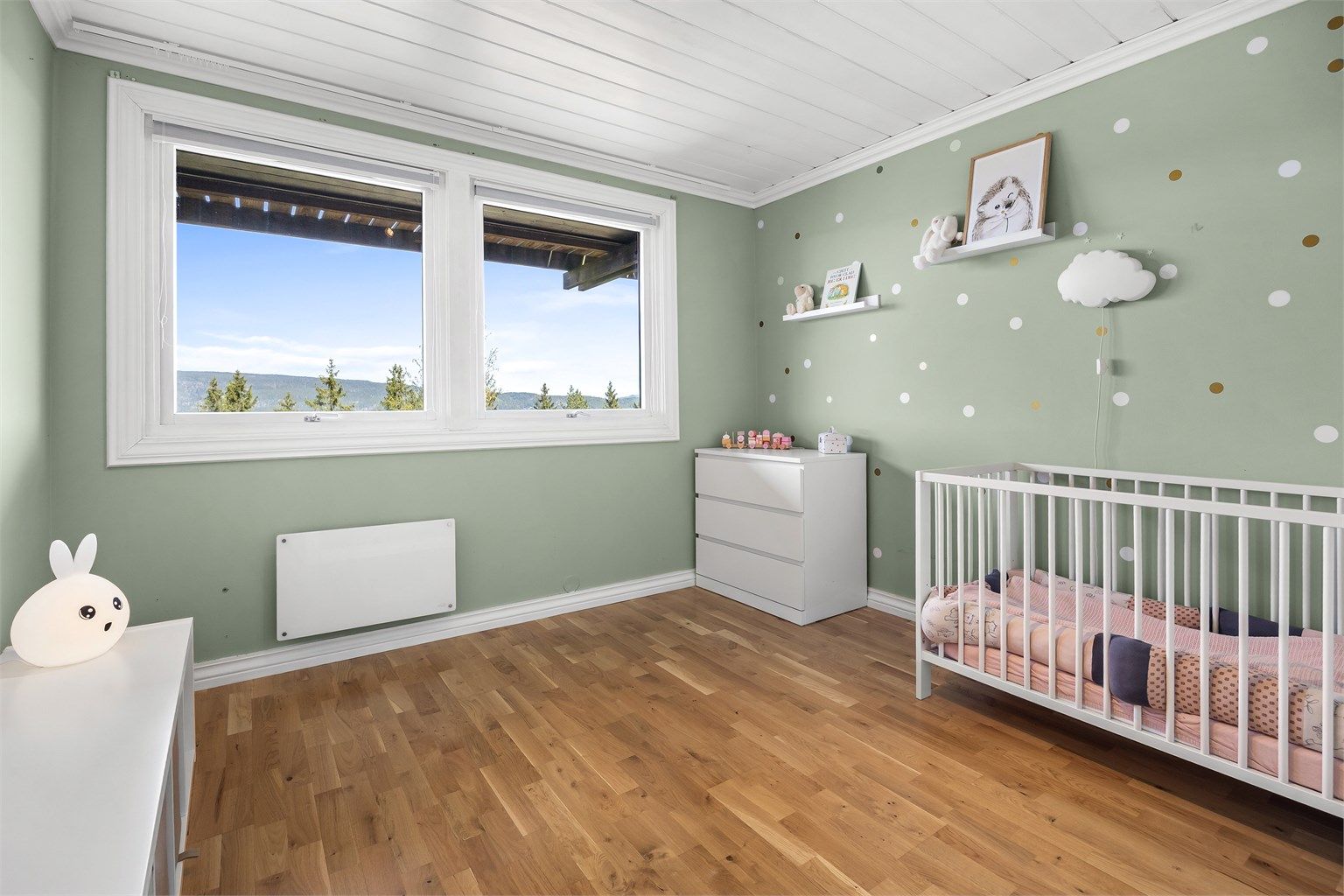 Soverom nr 2 har tre-stavs parkett, malte slette vegger og panel i himling. 