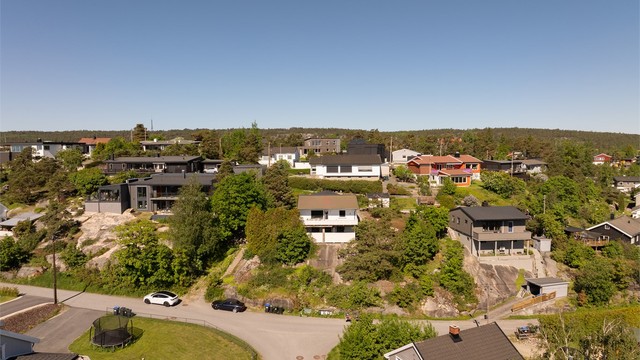 Boligen er blant de eldste på høyden vest for Bjerkelundsveien. I nabolaget er det utført mange bygningsmessige oppgraderinger og tiltak i nyere tid.