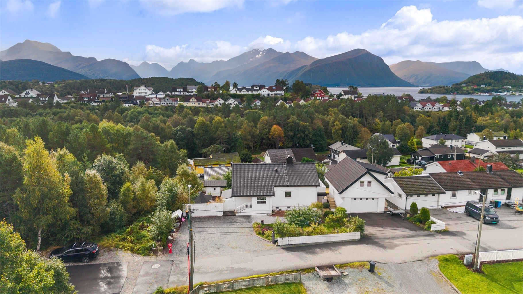Dronebilde av eiendommen og nærområdet tatt fra nord mot syd