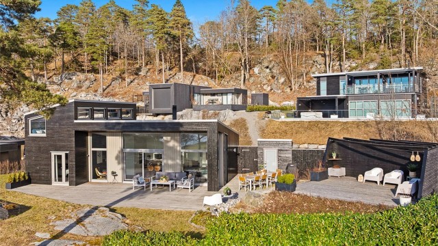 Arkitekturen er spenstig med vinkler og store vindusflater.