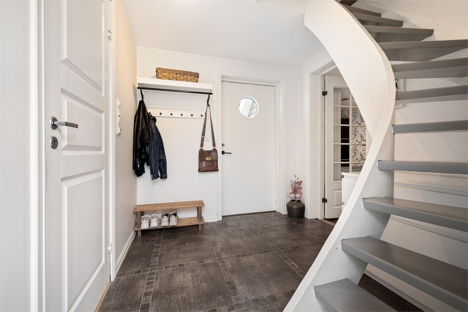 Leiligheten har en luftig entré, med videre tilkomst til badet, hovedetasjen, samt opp til loftsetasjen