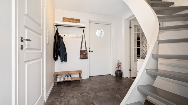 Leiligheten har en luftig entré, med videre tilkomst til badet, hovedetasjen, samt opp til loftsetasjen