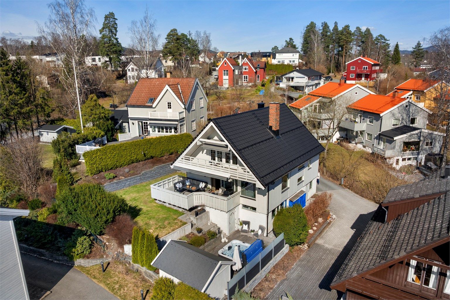 Eiendommen ligger tilbaketrukket i grønne og rolige omgivelser.