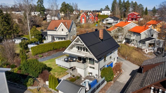 Eiendommen ligger tilbaketrukket i grønne og rolige omgivelser.