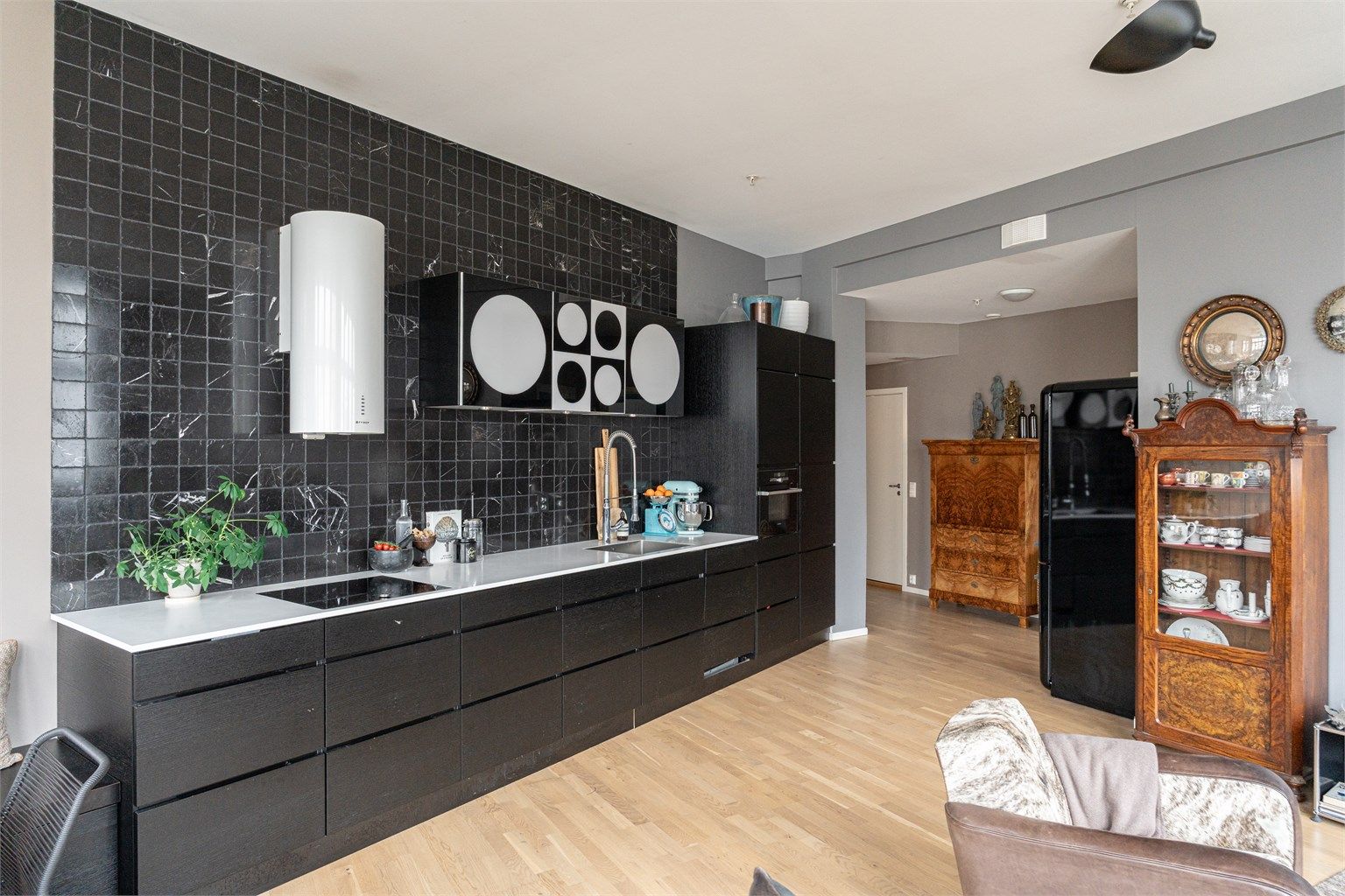 Kjøkkenet er både praktisk og estetisk tiltalende, med kjøkkeninnredning fra Kvik og moderne detaljer.