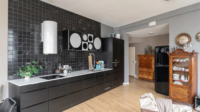 Kjøkkenet er både praktisk og estetisk tiltalende, med kjøkkeninnredning fra Kvik og moderne detaljer.