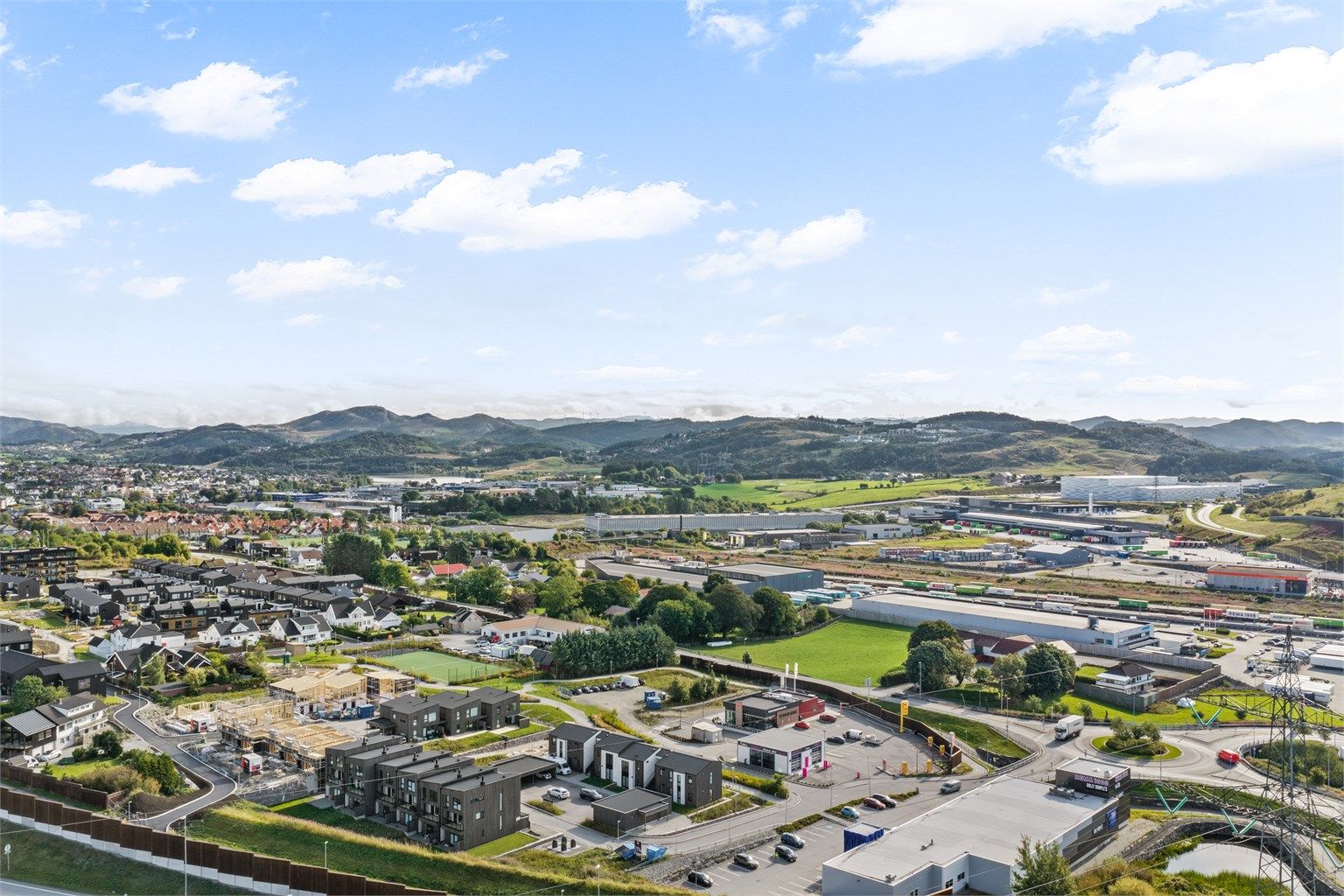Området har nærhet til både servicetilbud, skoler og barnehager. Ganddal stasjon ligger en kort sykkeltur unna, med togforbindelse til Stavanger.