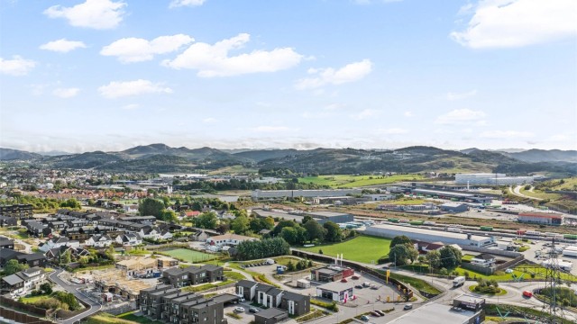 Området har nærhet til både servicetilbud, skoler og barnehager. Ganddal stasjon ligger en kort sykkeltur unna, med togforbindelse til Stavanger.