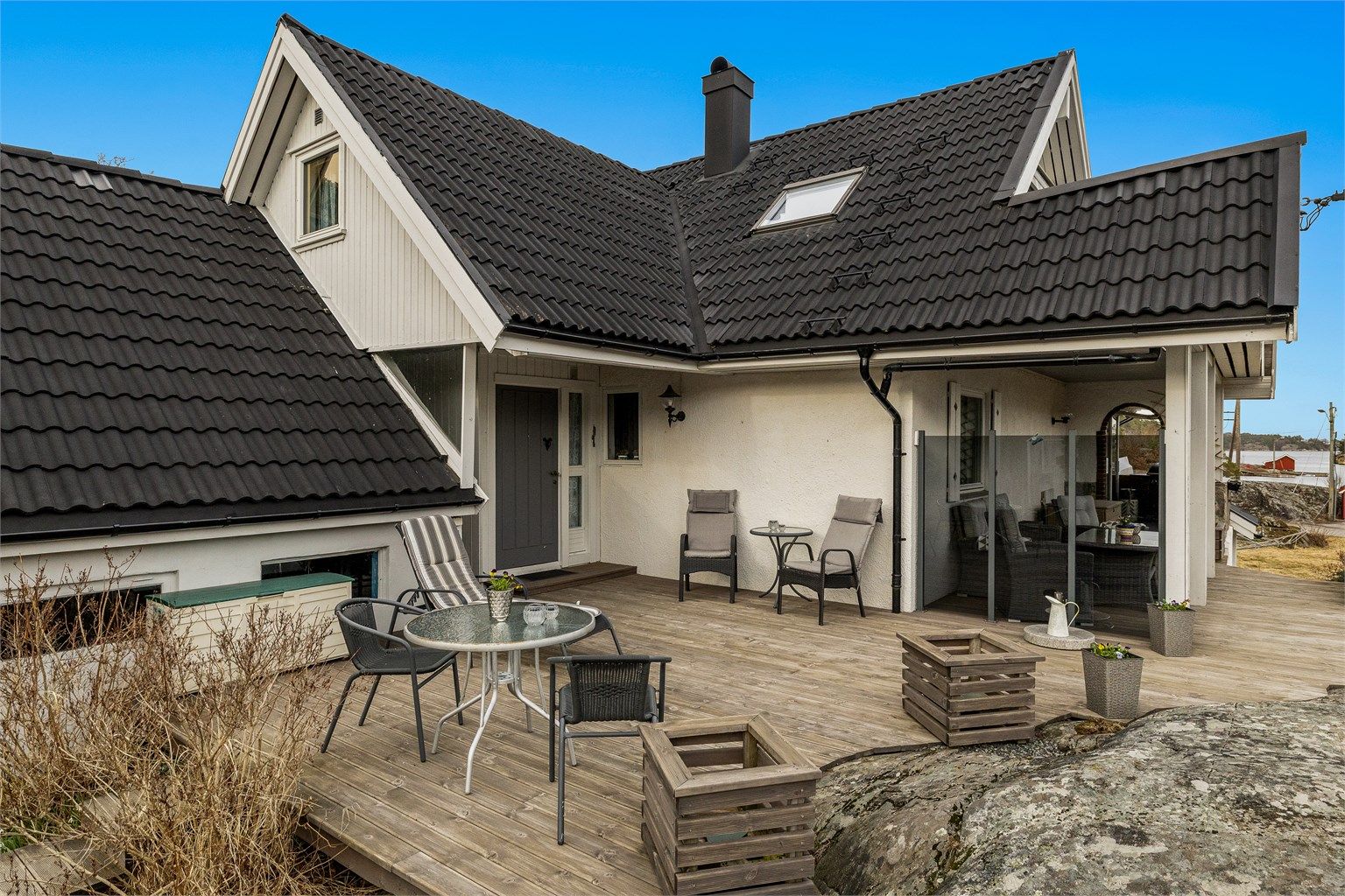 Når været tillater det er det best å spise måltidene ute.