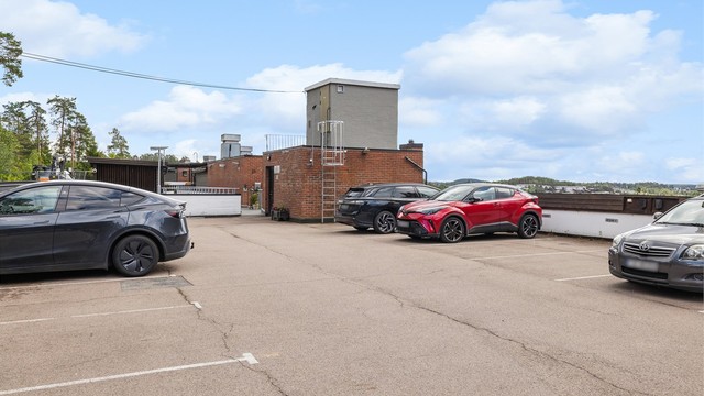 Det medfølger en reservert parkeringsplass til leiligheten.